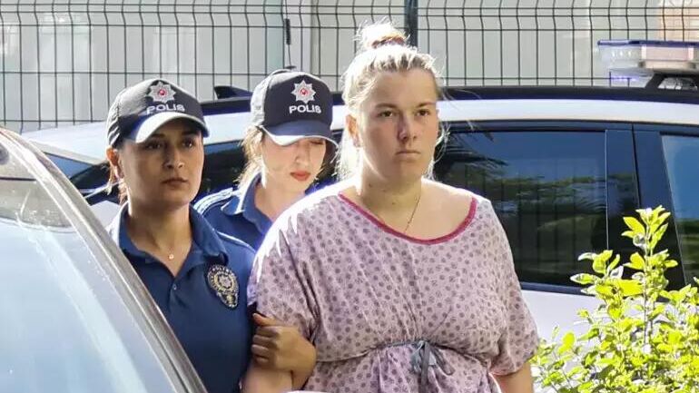 Женщину, бросившую дочь в аэропорту Турции, допросили